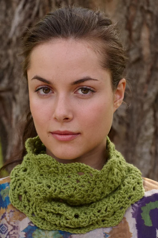 - Teething and chewing toys for puppiesScalloped Cowl (Crochet) - Version 3