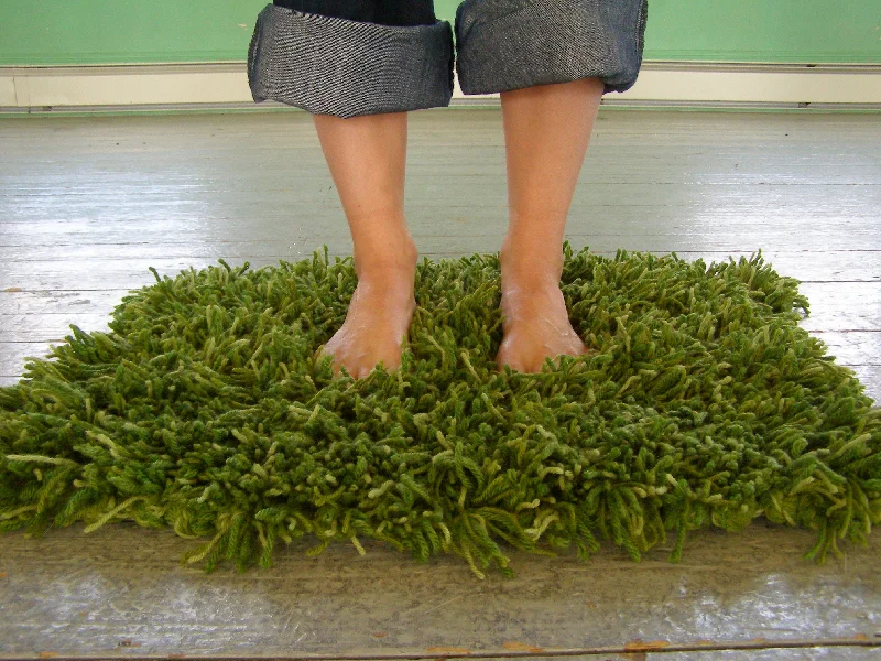 - Remote interactive pet feederKnit Grass Rug